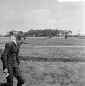 500 cc klasse. Mike Hailwood loopt na zijn val naar de pits, Bestanddeelnr 919-2874