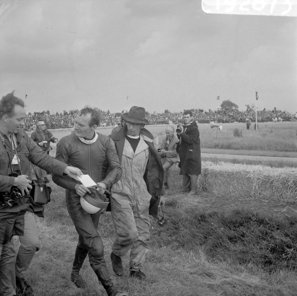 500 cc klasse. Mike Hailwood loopt na zijn val naar de pits, Bestanddeelnr 919-2873
