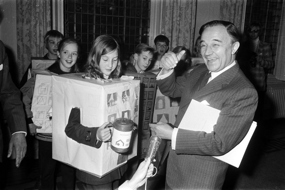 500 lagere schoolkinderen vragen Premier De Jong om speel- en leefruimte, Den Ha, Bestanddeelnr 924-0149