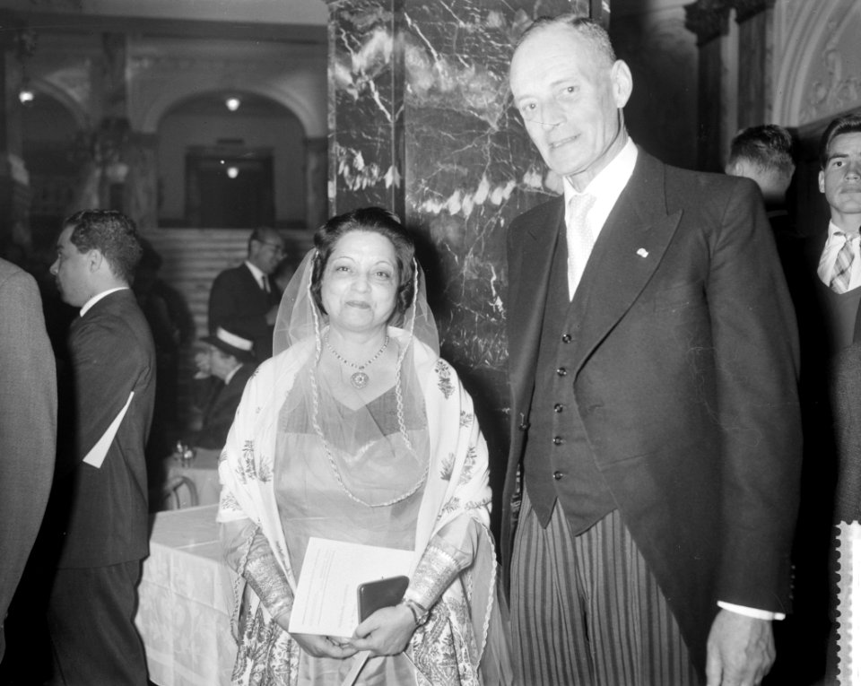 50-jarige herdenkingstentoonstelling in het Instituut van de Tropen , Begum Liaq, Bestanddeelnr 911-5598
