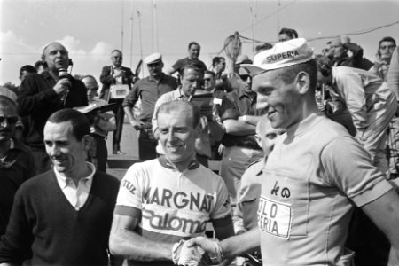 51ste Tour de France 1964 Finish AmiensDagwinnaar Darrigade met Sels (gele tr�, Bestanddeelnr 916-5826 photo
