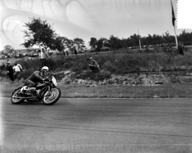 500cc klasse Startnummer 12 in de bocht, Bestanddeelnr 907-8596