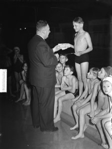 5000 ste tegeldiploma KNLB voor Wim Wiegman 9 juni door Jan de Vries, Bestanddeelnr 904-3115