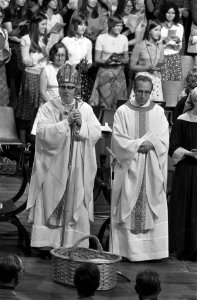 50-jarig priesterjubileum kardinaal Alfrink gevierd met eucharistieviering in Co, Bestanddeelnr 927-4081