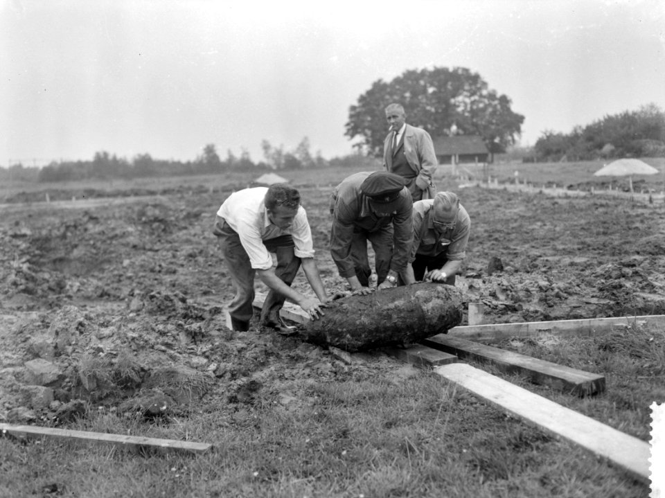 500 kg wegende brisantbom bij Barneveld gevonden mijnopruimingsdienst graaft de , Bestanddeelnr 911-5361