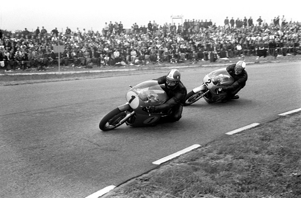 500cc race. Mike Hailwood en Giacomo Agostini in actie, Bestanddeelnr 920-4323