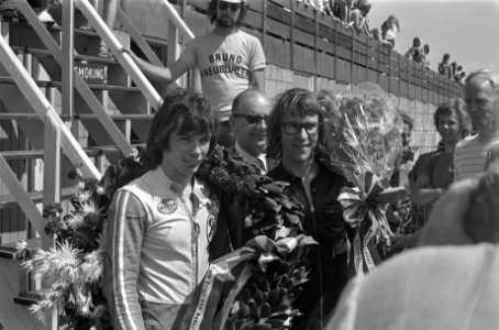 50cc klasse Huldiging Otto Kneubuhler (links, winnaar) en Theo Timmer (2e) me�, Bestanddeelnr 926-5035