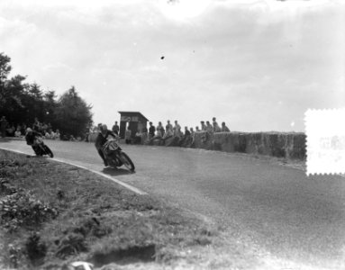 500 cc klasse. Umberto Masetti (Gilera, nr. 10, winnaar) daarachter Geoff Duke �, Bestanddeelnr 905-1926