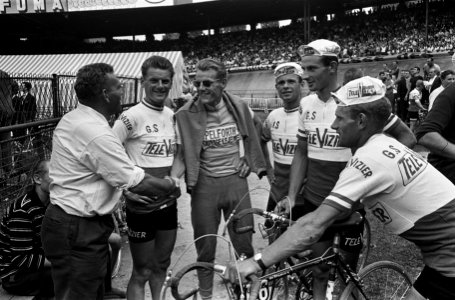 51e Tour de France, aankomst te Parijs, ploegleider Pellenaars feliciteert Jan J, Bestanddeelnr 916-6415