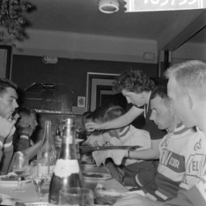 51ste Tour de France 1964, maaltijden Nederlandse ploeg, Bestanddeelnr 916-5753 photo