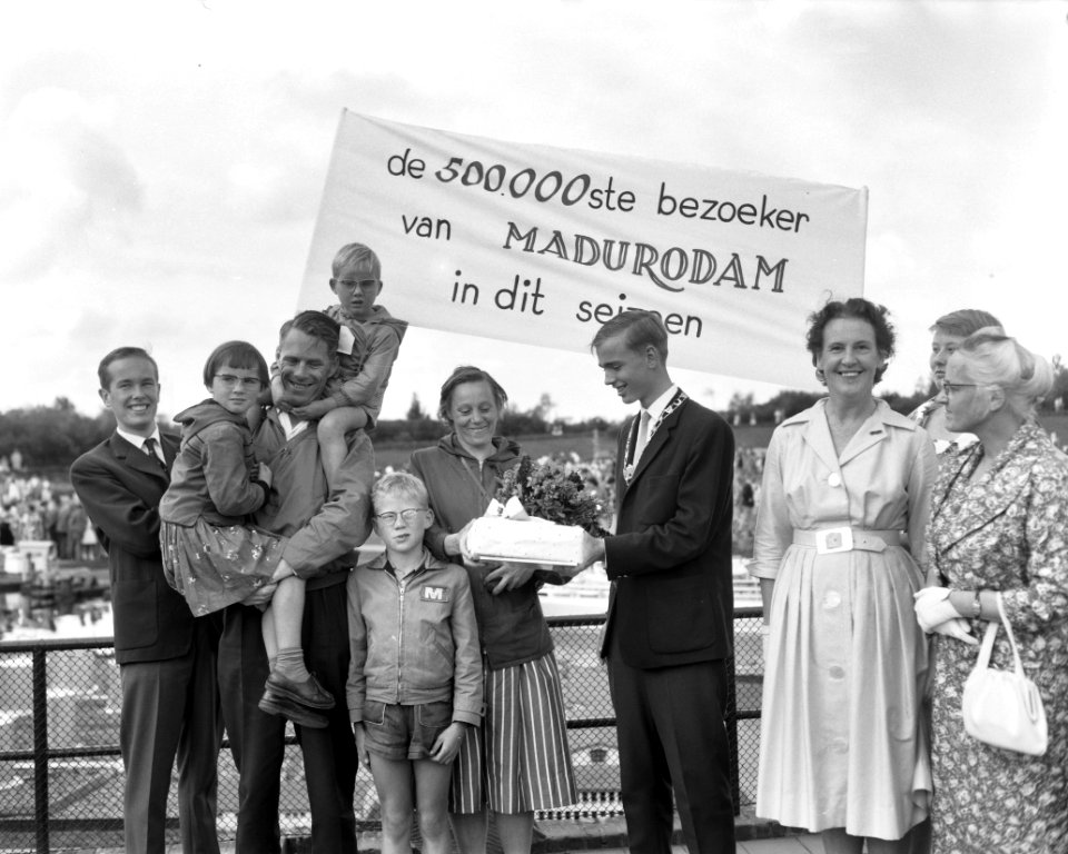 500000ste bezoeker aan Madurodam, de familie Welgemoed uit Hilversum wordt in d, Bestanddeelnr 911-4728