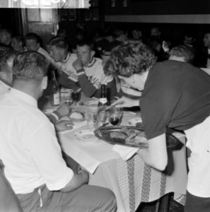 51ste Tour de France 1964, maaltijden Nederlandse ploeg links van serveerster �, Bestanddeelnr 916-5751