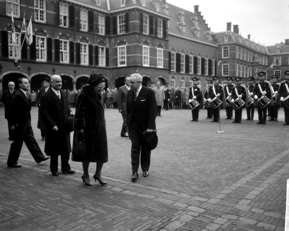 500 jaar Staten Generaal , aankomst koningin Juliana bij Ridderzaal, Bestanddeelnr 915-9283