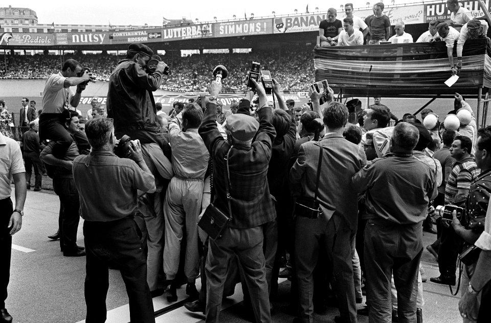 51e Tour de France, Fotografen en cameramannen omstuwen de winnaar Jacques Anqu�, Bestanddeelnr 916-6421