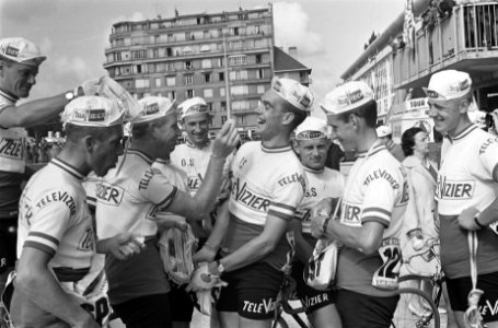 51ste Tour de France 1964 Televizierploeg bij de fourage uitdelen van eten, Bestanddeelnr 916-5796
