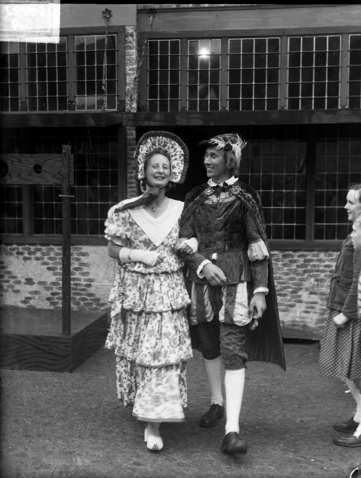 500-jarig bestaan winkelstraat Kalverstraat in Amsterdam. Koppel in historische , Bestanddeelnr 934-7040