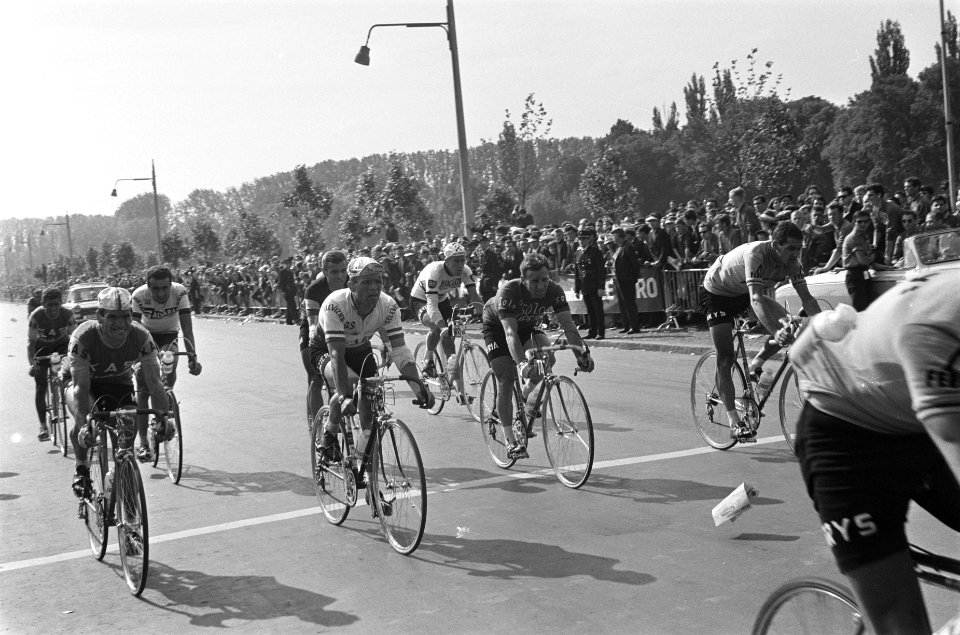 51ste Tour de France 1964 Finish Amiens Peloton passeert de finishlijn, Bestanddeelnr 916-5827
