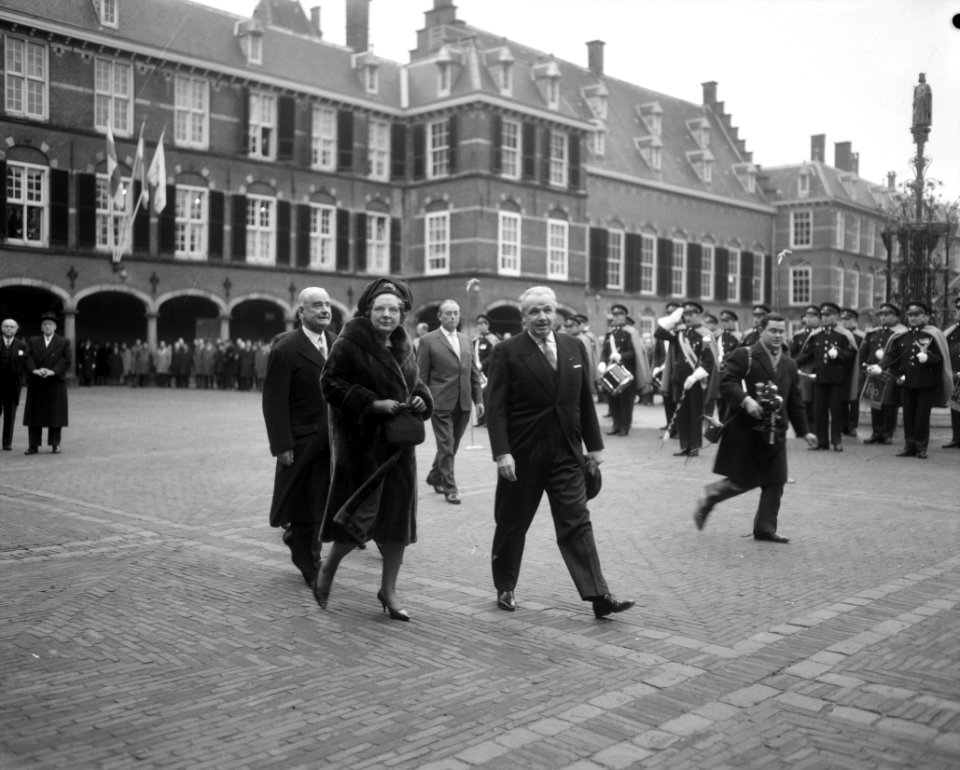 500 jaar Staten Generaal , aankomst koningin Juliana bij Ridderzaal, Bestanddeelnr 915-9282