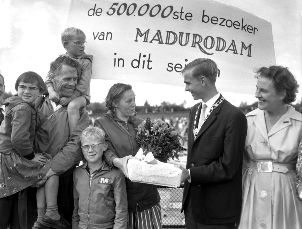 500000ste bezoeker aan Madurodam, de familie Welgemoed uit Hilversum wordt in d, Bestanddeelnr 911-4729