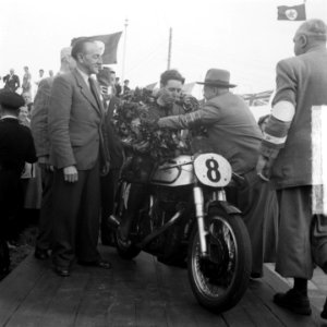 500 cc klasse. Huldiging van winnaar Geoff Duke (Norton), Bestanddeelnr 904-6710