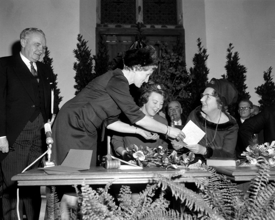 500 jaar Staten Generaal, mevrouw mr. J.M. Stoffels-van Haaften biedt prinses Be, Bestanddeelnr 915-9278