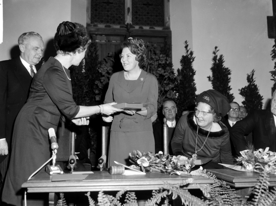 500 jaar Staten Generaal, mevrouw mr. J.M. Stoffels-van Haaften biedt prinses Be, Bestanddeelnr 915-9276