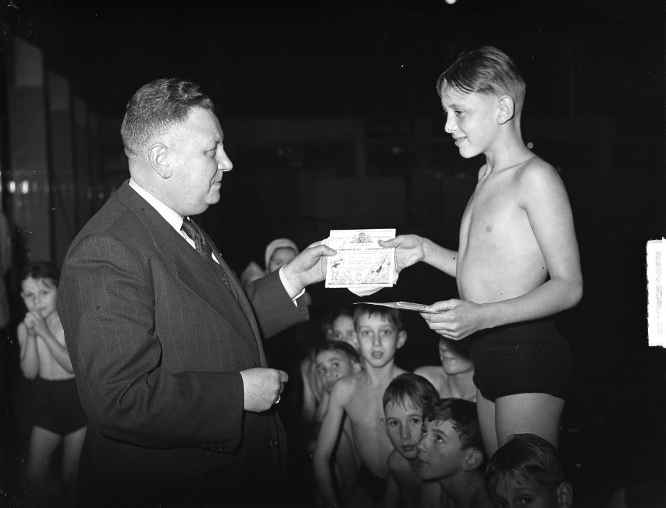 5000 ste tegeldiploma KNLB voor Wim Wiegman 9 juni door Jan de Vries, Bestanddeelnr 904-3116