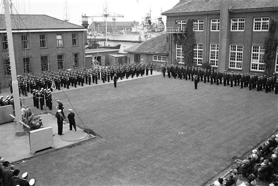 54 Adelborsten geinstalleerd in Den Helder, Bestanddeelnr 914-2675