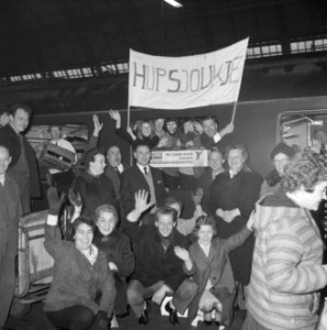 5000 Nederlanders met extra treinen naar Dortmund, de supporters in Centraal Sta, Bestanddeelnr 916-1106