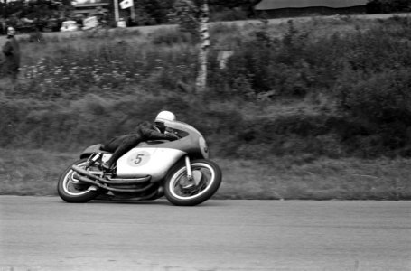 500cc race Mike Hailwood op MV Augusta, Bestanddeelnr 914-0817 photo