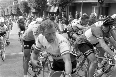 51ste Tour de France 1964 Finish in Lisieuz Henk Nijdam, Bestanddeelnr 916-5811