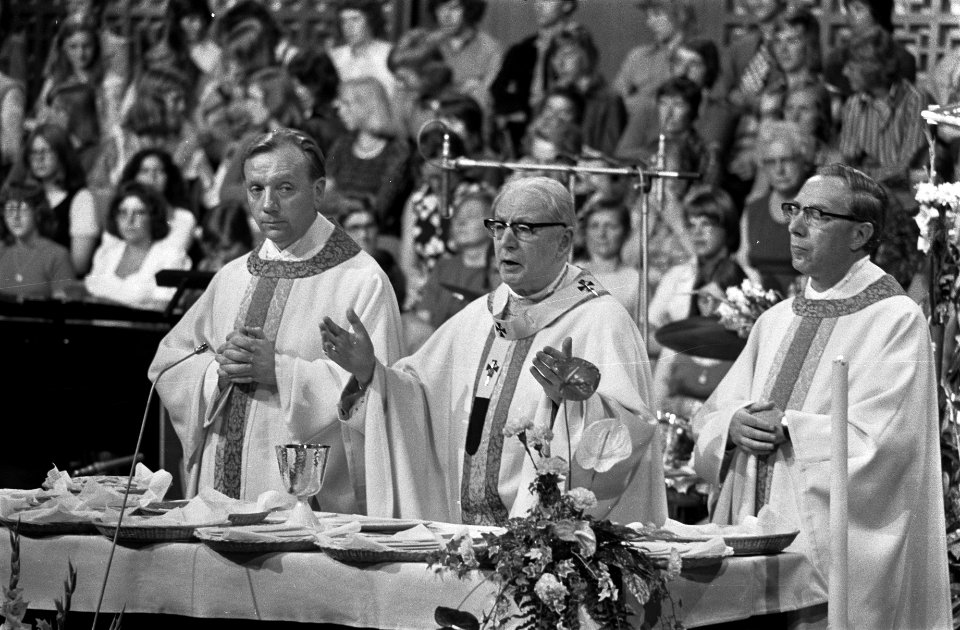 50-jarig priesterjubileum kardinaal Alfrink gevierd met eucharistieviering in Co, Bestanddeelnr 927-4079