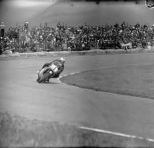 500 cc klasse. Mike Hailwood in aktie vlak voor zijn val, Bestanddeelnr 919-2870