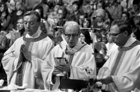 50-jarig priesterjubileum kardinaal Alfrink gevierd met eucharistieviering in Co, Bestanddeelnr 927-4082
