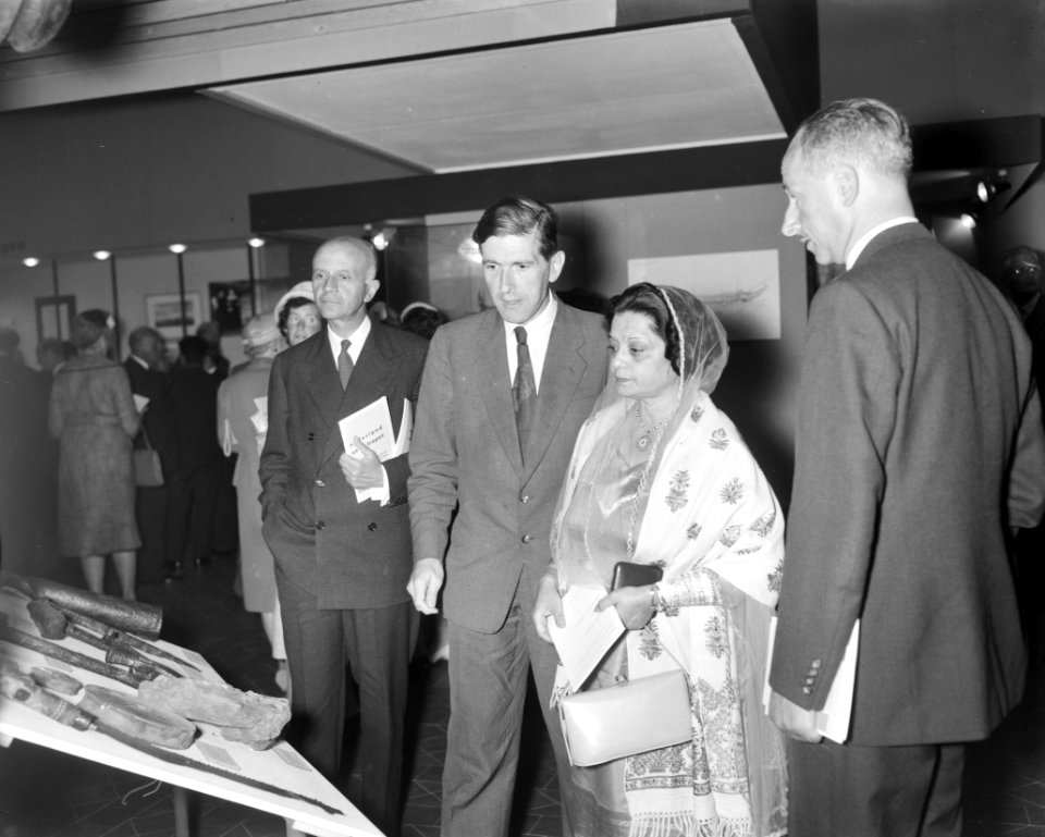 50-jarige herdenkingstentoonstelling in het Instituut van de Tropen , Begum Liaq, Bestanddeelnr 911-5600