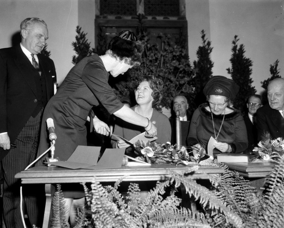 500 jaar Staten Generaal, mevrouw mr. J.M. Stoffels-van Haaften biedt prinses Be, Bestanddeelnr 915-9277