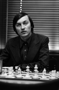 4e Ronde, Anatoli Karpov achter het schaakbord, Bestanddeelnr 930-5266