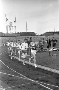 6 districten ontmoeting in Enschede, de 5000 meter heren Cees Clement (r) op kop, Bestanddeelnr 916-6336