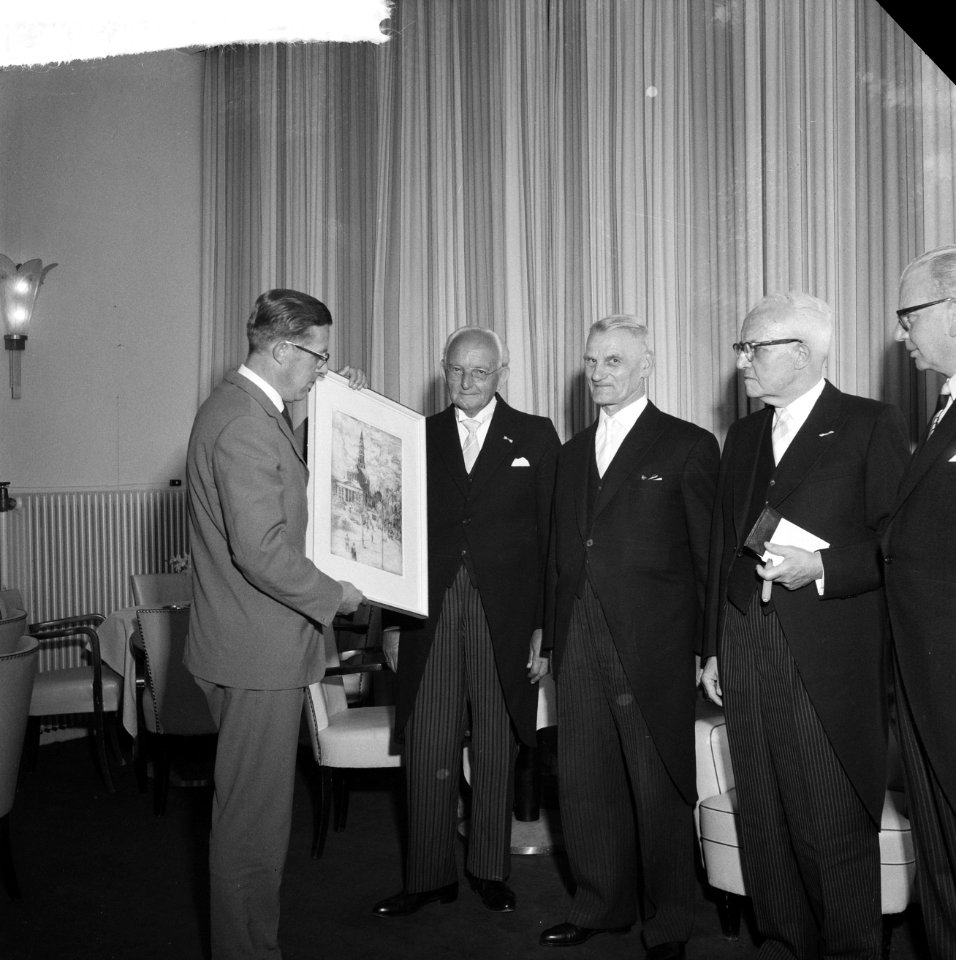 50-jarig bestaan van de Korenbeurs. Schilderij aanbieding, Bestanddeelnr 912-6685
