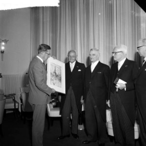 50-jarig bestaan van de Korenbeurs. Schilderij aanbieding, Bestanddeelnr 912-6685