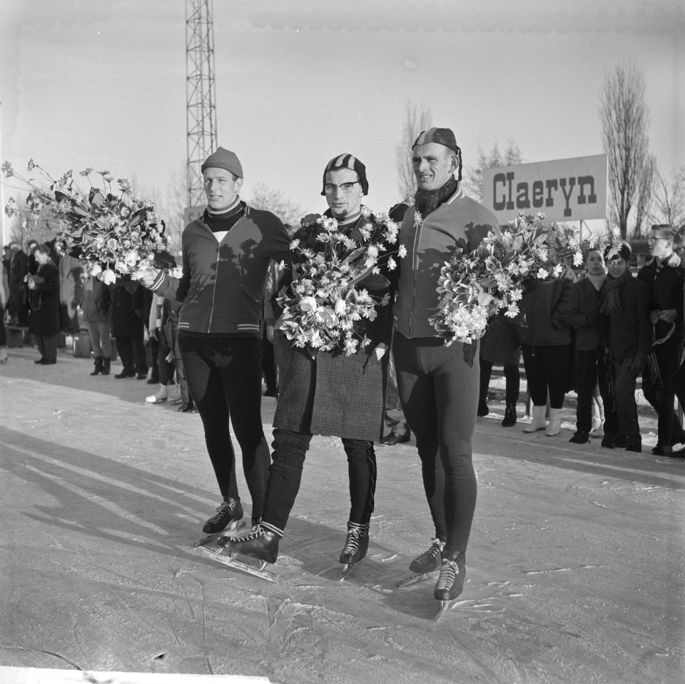 50 kilometer hardrijden Jaap Edenbaan . Jan Wester (midden), Kalis (links) en Ba, Bestanddeelnr 914-7554