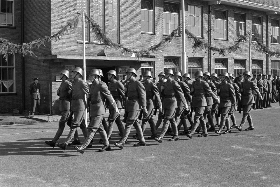 50-jarig bestaan ROS Ermelo, demonstraties oude en nieuwe uniformen, Bestanddeelnr 910-7157