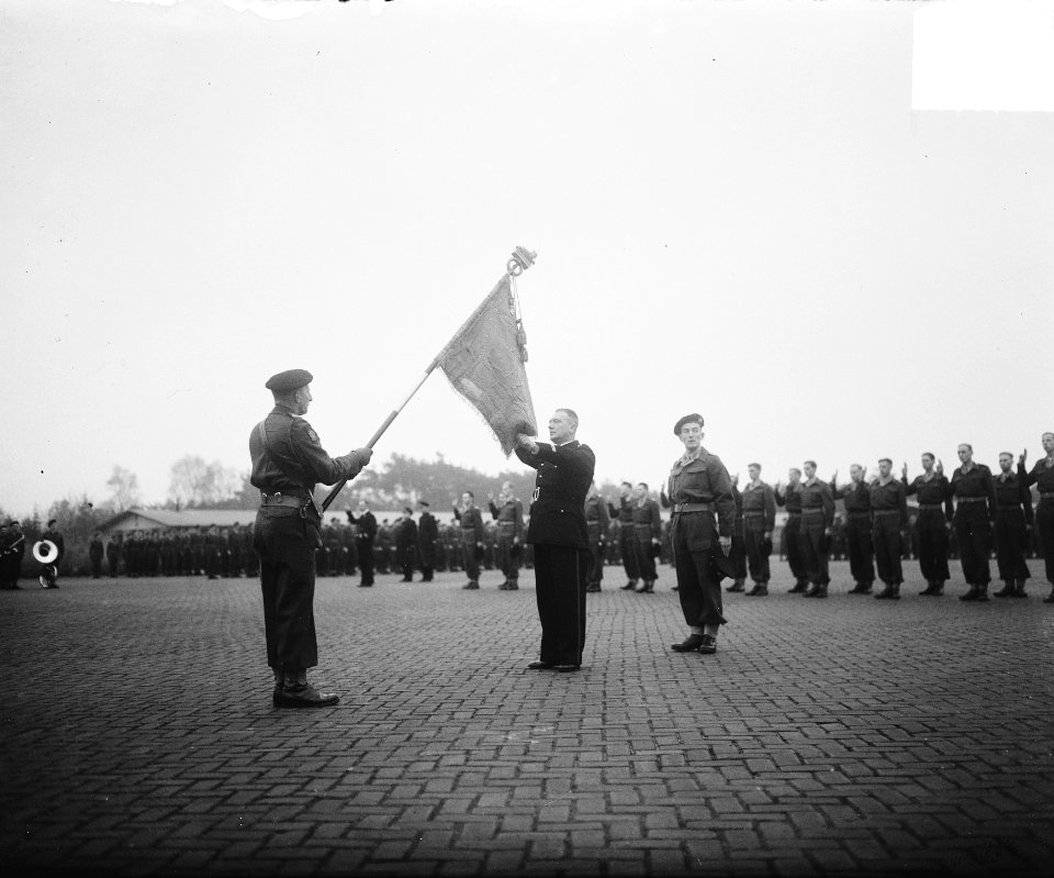 54 officieren beedigd te Doorn door Vaandel, Bestanddeelnr 903-7218