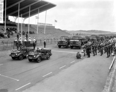 50 jaar Aan en Afvoertroepen , defile te Zandvoort, voertuigen trekken voorbij, Bestanddeelnr 917-9582