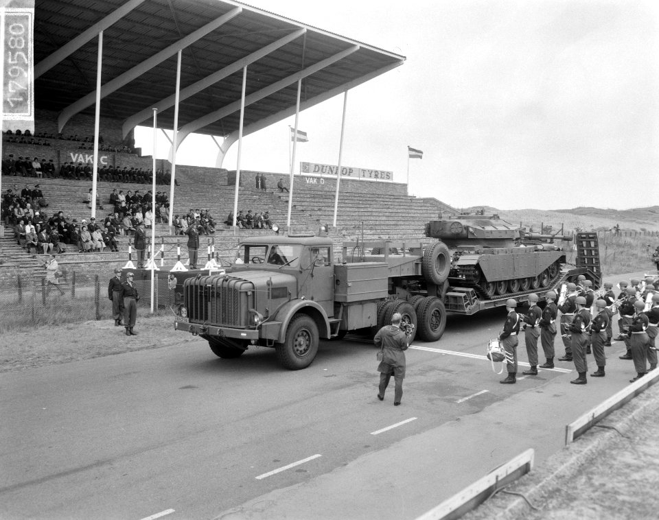 50 jaar Aan en Afvoertroepen , defile te Zandvoort, voertuigen trekken voorbij, Bestanddeelnr 917-9580