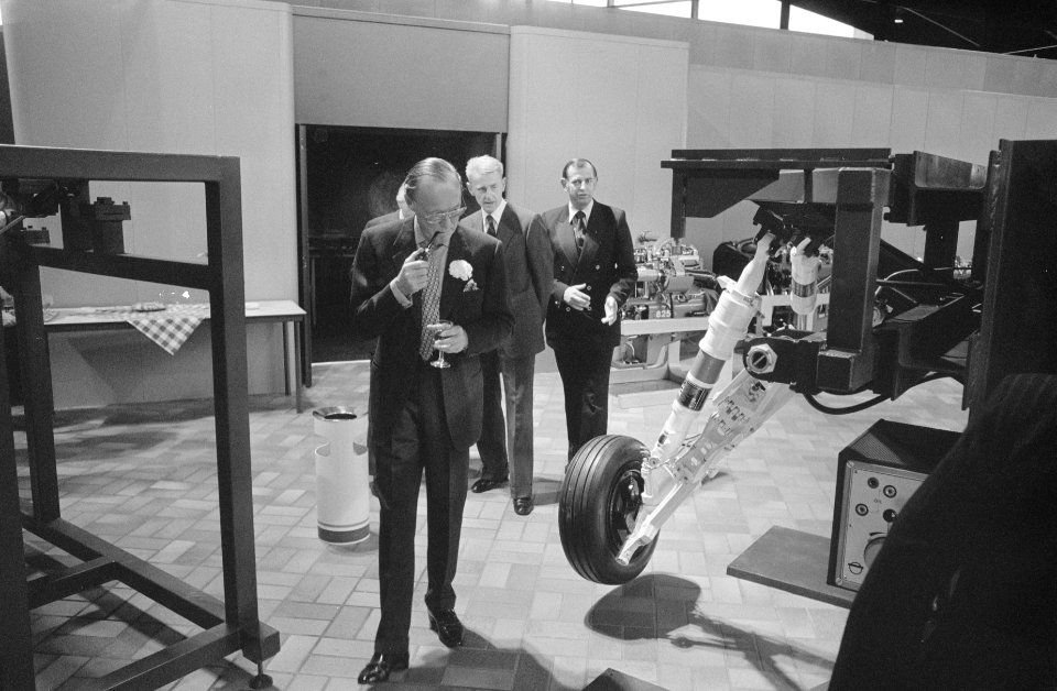 50 jaar bestaan DAF Eindhoven Prins Bernhard maakt rondgang door fabriek, Bestanddeelnr 934-6634