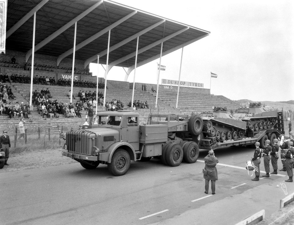 50 jaar Aan en Afvoertroepen , defile te Zandvoort, de 50 tons oplegger, Bestanddeelnr 917-9579