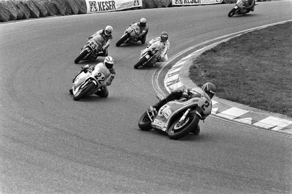 500cc klasse met aan kop Randy Mamola (2), Will Hartog (44), Middelburg (22) Ken, Bestanddeelnr 931-0178