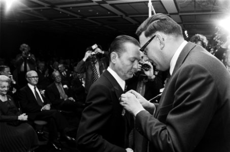 50 jaar bestaan DAF Eindhoven Prins Bernhard en Huub van Doorne (5a), minister , Bestanddeelnr 929-6501