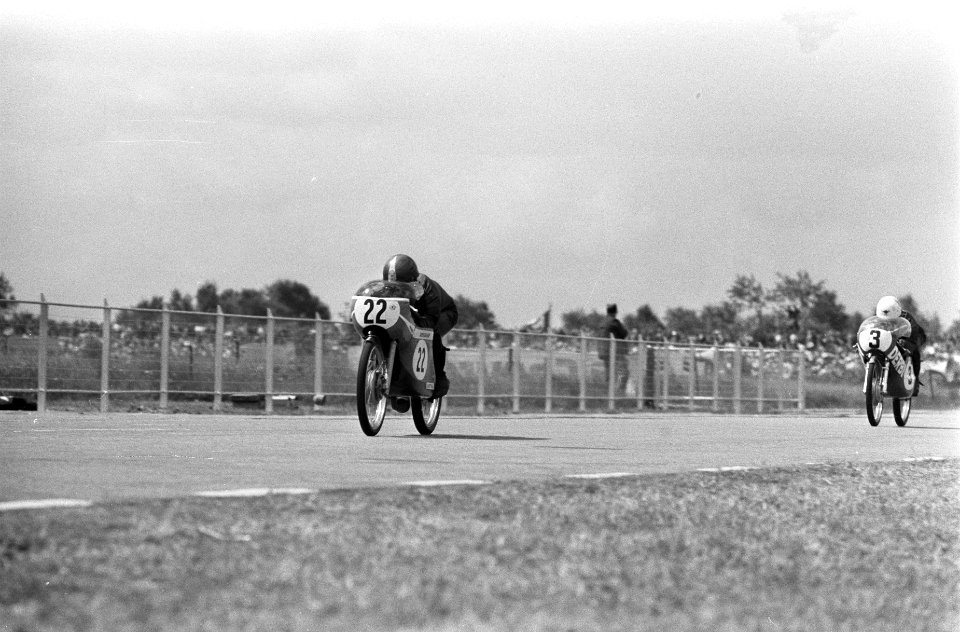 50 cc Jan de Vries (22) en Barry Smith (3) in actie, Bestanddeelnr 922-5829